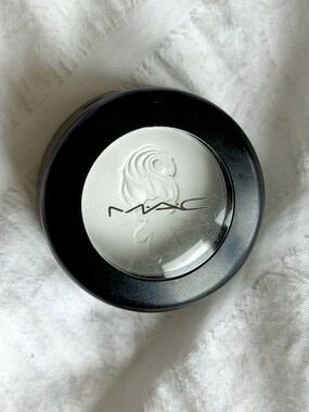 MAC Cosmetics -troll collection-White Eyeshadow - Bright White -“ silly vanilly”